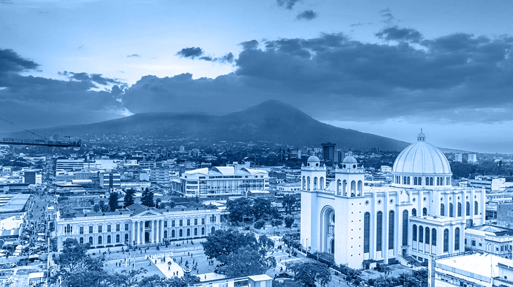 Vista aérea de San Salvador, representando a DIBOSA como un socio confiable en El Salvador.