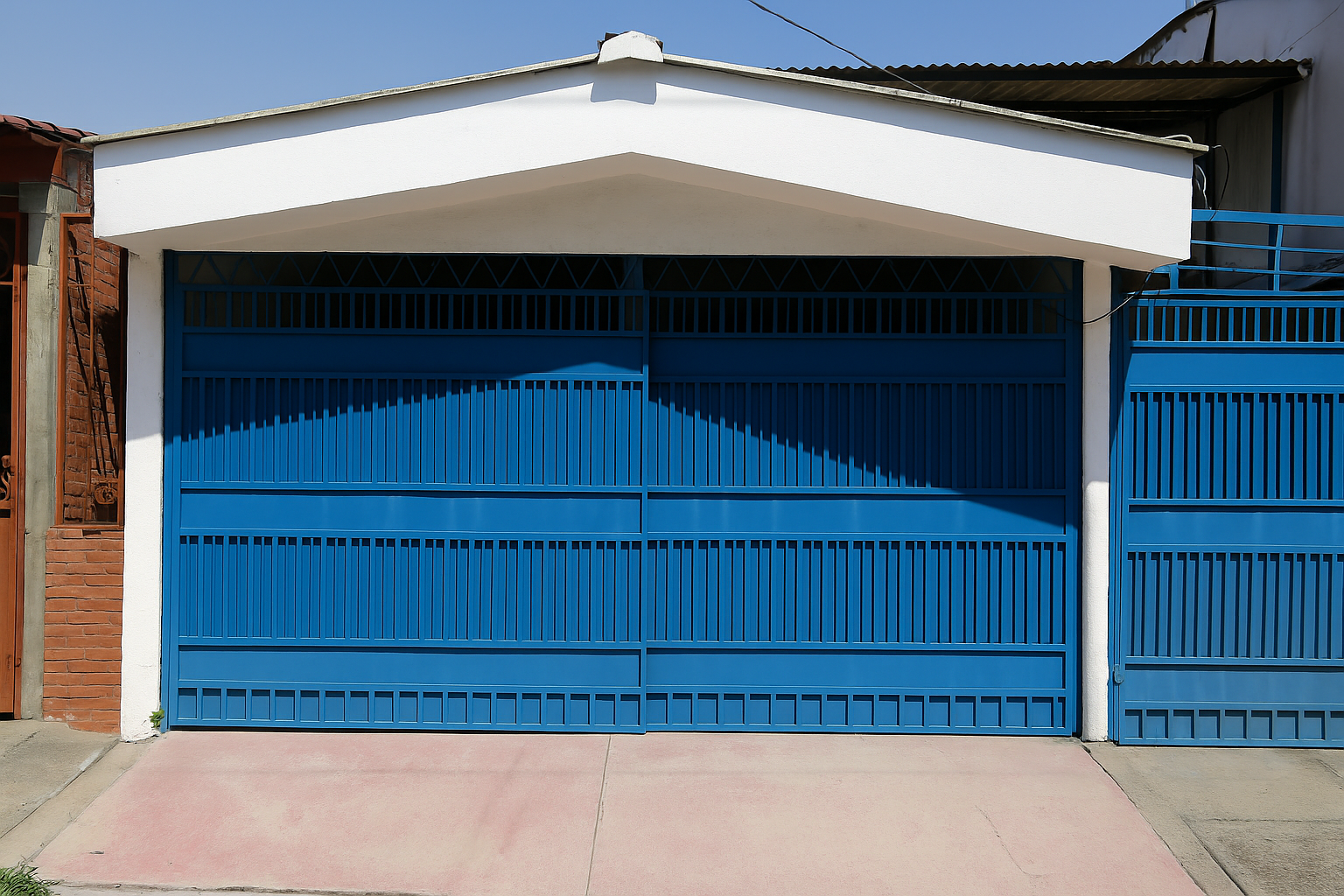 Fachada del laboratorio de DIBOSA en Ciudad Satélite, San Salvador, El Salvador, con portón azul.